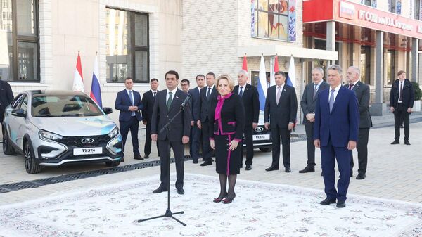 Церемония передачи автомобилей представителям российско-таджикистанских образовательных учреждений - Sputnik Тоҷикистон