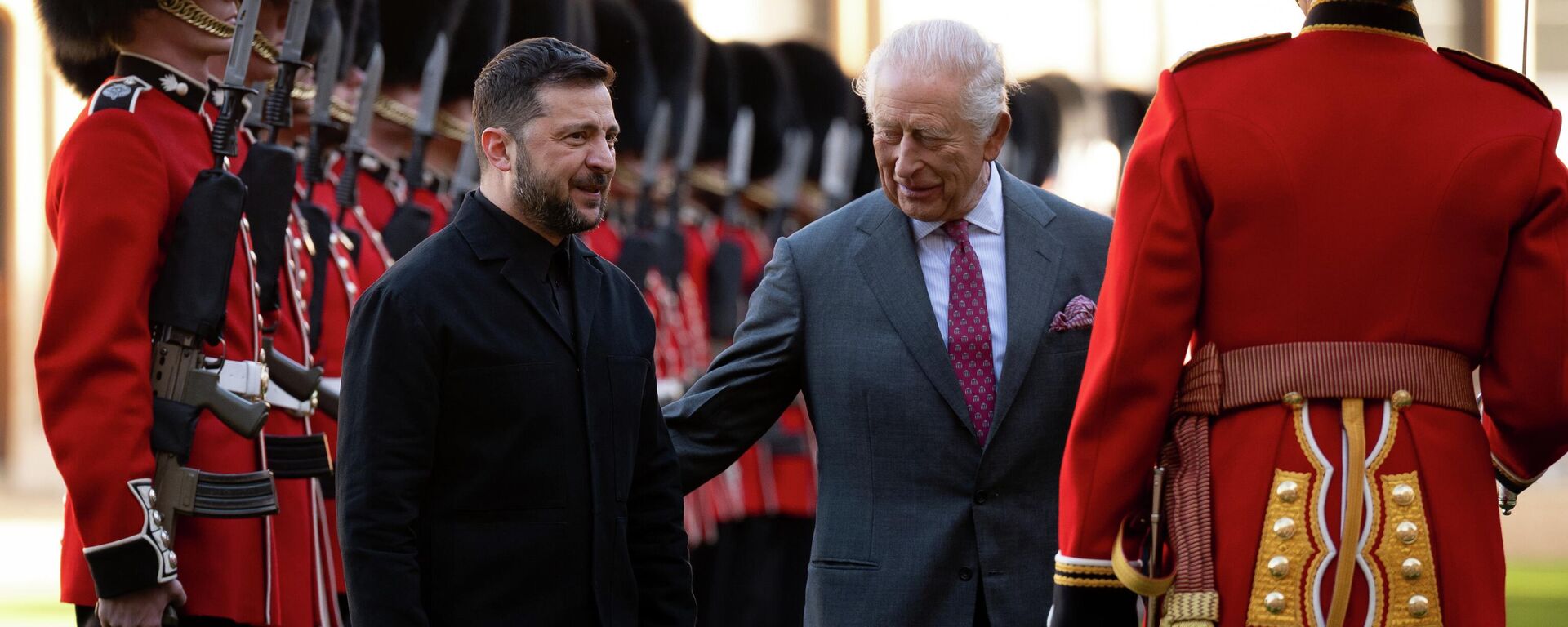 Владимир Зеленский и король Великобритании Карл III обходят строй почетного караула в Виндзорском замке, Англия, пятница, 24 октября 2025 года. - Sputnik Таджикистан, 1920, 14.11.2025
