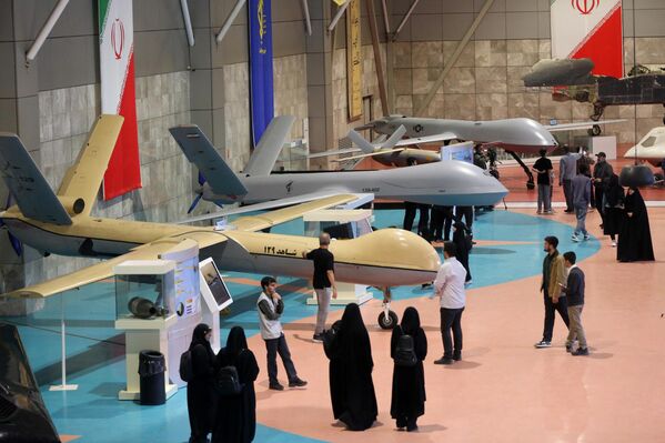 Ин намоишгоҳ ба муносибати Ҳафтаи нерӯҳои кайҳонии Эрон бахшида шудааст. Ин намоишгоҳ ба муносибати Ҳафтаи нерӯҳои кайҳонии Эрон бахшида шудааст. - Sputnik Тоҷикистон