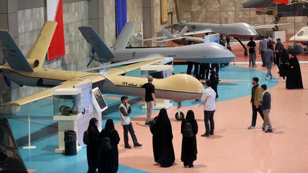 Посетители на выставке в Постоянном выставочном центре Авиационно-космического парка в Тегеране - Sputnik Тоҷикистон