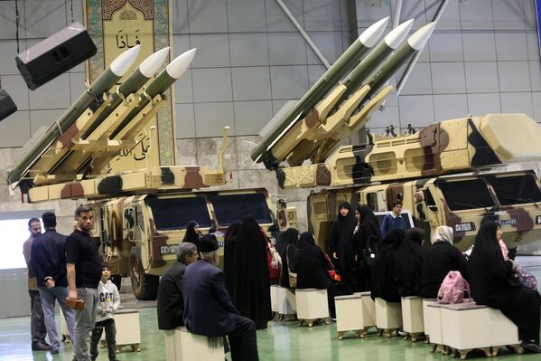 Эрон мушакҳои худро дар Маркази намоишгоҳии Парки Авиатсия ва Кайҳон ба намоиш гузоштааст. Эрон мушакҳои худро дар Маркази намоишгоҳии Парки Авиатсия ва Кайҳон ба намоиш гузоштааст. - Sputnik Тоҷикистон