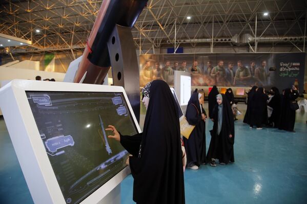 Меҳмонон дар Маркази намоишгоҳҳои доимии Парки аэрокосмикӣ дар Теҳрон. Меҳмонон дар Маркази намоишгоҳҳои доимии Парки аэрокосмикӣ дар Теҳрон. - Sputnik Тоҷикистон