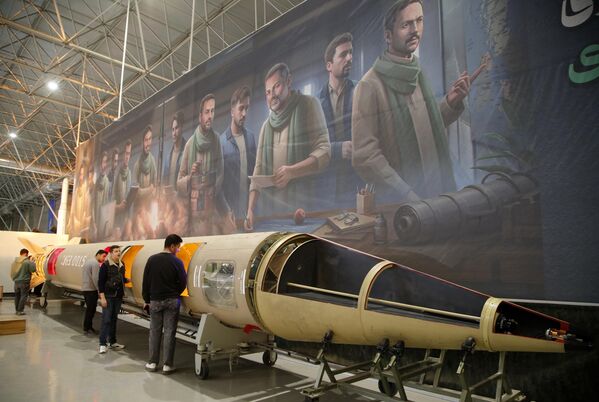 Намоишгоҳ дар Боғи миллии Нерӯҳои кайҳонии Эрон, ки дар наздикии фурудгоҳи Меҳрободи пойтахт ҷойгир аст, баргузор мешавад. Намоишгоҳ дар Боғи миллии Нерӯҳои кайҳонии Эрон, ки дар наздикии фурудгоҳи Меҳрободи пойтахт ҷойгир аст, баргузор мешавад. - Sputnik Тоҷикистон