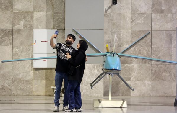 ...ва бисёр намудҳои ҳавопаймоҳои бесарнишини эронӣ дигар пешкаш мешавад. ...ва бисёр намудҳои ҳавопаймоҳои бесарнишини эронӣ дигар пешкаш мешавад. - Sputnik Тоҷикистон