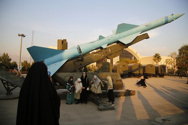 Таваҷҷуҳи аксари одамоне, ки ба намоишгоҳ омада буданд, ба мушакҳои бузурге дӯхта шуда буданд, ки баъзе аз онҳо қаблан ҳеҷ гоҳ ба намоиш гузошта нашуда буданд. Таваҷҷуҳи аксари одамоне, ки ба намоишгоҳ омада буданд, ба мушакҳои бузурге дӯхта шуда буданд, ки баъзе аз онҳо қаблан ҳеҷ гоҳ ба намоиш гузошта нашуда буданд. - Sputnik Тоҷикистон