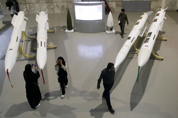 ...то 3 системаҳои мушакии зиддиҳавоии Khordadи Tabas... ...то 3 системаҳои мушакии зиддиҳавоии Khordadи Tabas... - Sputnik Тоҷикистон