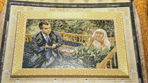 Дуои Модар: Раиси Шӯрои Федератсияи Русия мозаикаеро, ки дар Кохи Наврӯз ҷойгир аст ва дар он президенти Тоҷикистон ва модараш дар ҳоли дуохонӣ тасвир ёфтаанд, арзёбӣ кард - Sputnik Тоҷикистон