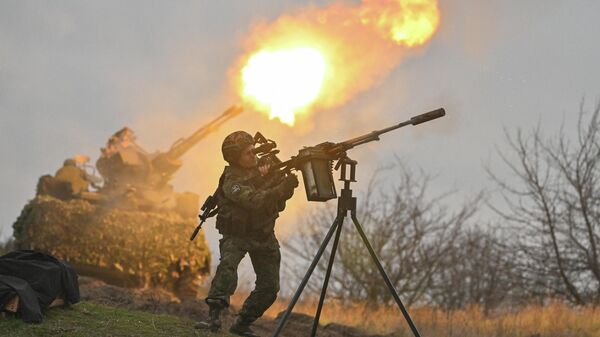 Военнослужащие ведут огонь из зенитной установки ЗУ-23 и ПКМ на посту воздушного наблюдения. Иллюстративное фото - Sputnik Тоҷикистон