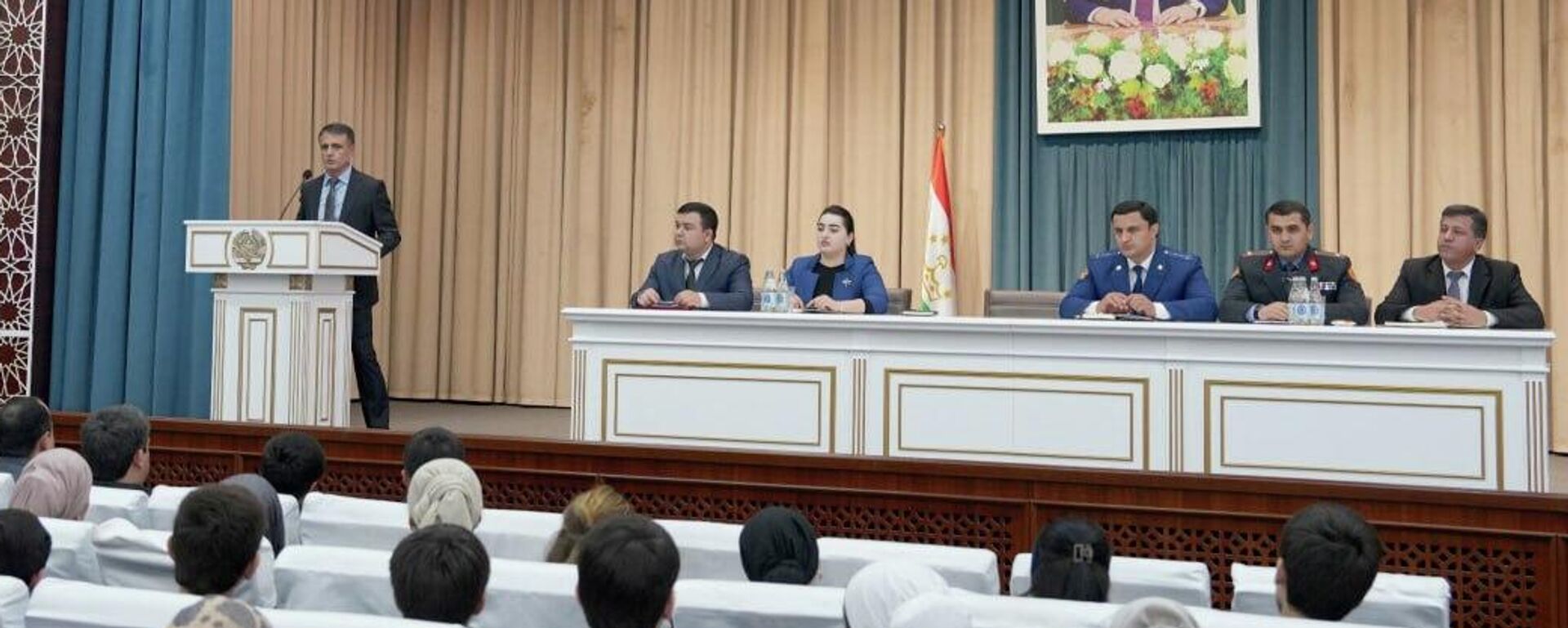 Власти Душанбе провели экстренные встречи с подростками после серии драк с ножами Власти Душанбе провели экстренные встречи с подростками после серии драк с ножами - Sputnik Таджикистан, 1920, 15.11.2025