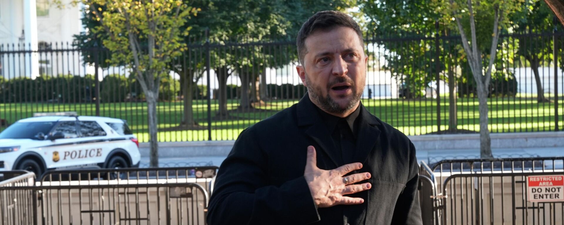 Владимир Зеленский общается с журналистами в парке Лафайет. Архивное фото - Sputnik Тоҷикистон, 1920, 25.11.2025