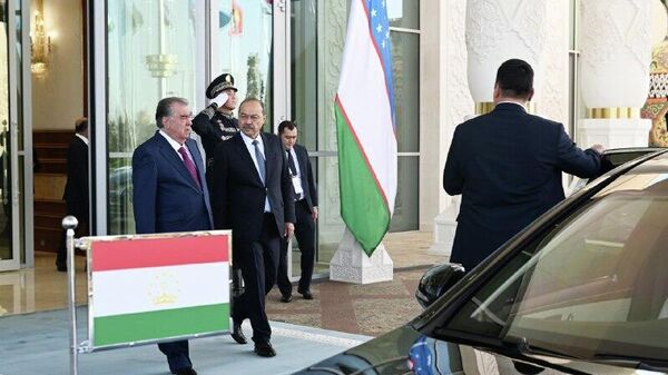 Раҳмон барои иштирок дар Вохӯрии машваратии сарони давлатҳои Осиёи Марказӣ вориди шаҳри Тошканд шуд - Sputnik Тоҷикистон