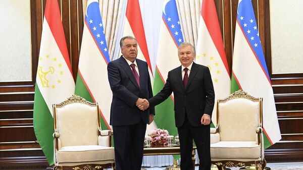 Президент Таджикистана Эмомали Рахмон встретился с президентом Узбекистана Шавкатом Мирзиёевым - Sputnik Тоҷикистон
