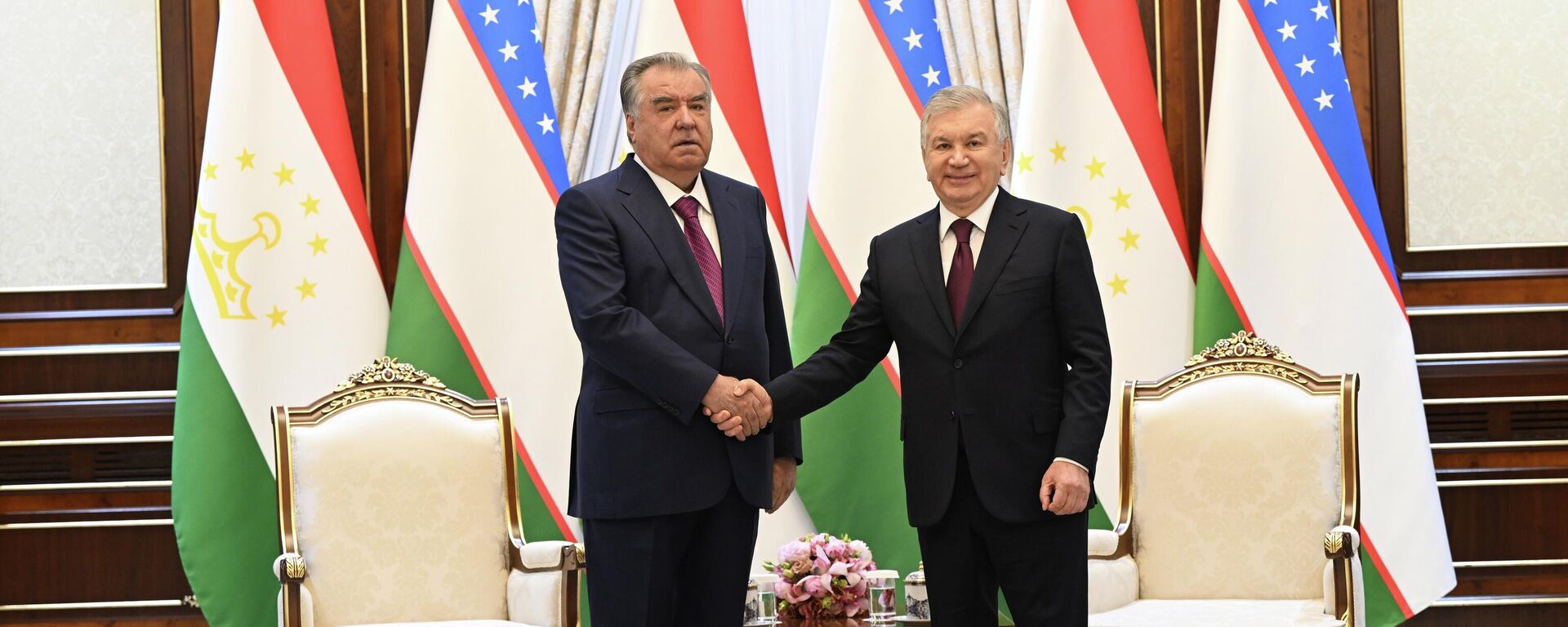 Президент Таджикистана Эмомали Рахмон встретился с президентом Узбекистана Шавкатом Мирзиёевым - Sputnik Тоҷикистон, 1920, 15.11.2025