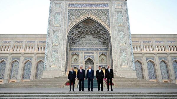 Шавкат Мирзиёев, Эмомалӣ Раҳмон, Илҳом Алиев, Қосимҷомарт Тоқаев, Содир Ҷабборов ба Маркази тамаддуни исломӣ омаданд - хадамоти матбуоти президенти Узбекистон - Sputnik Тоҷикистон