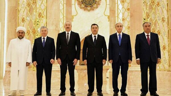 Эмомалӣ Раҳмон бо ҳамтоёни минтақавияш дар Узбекистон аз толори Қуръони Карим дидан карданд - Sputnik Тоҷикистон