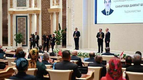 Эмомалӣ Раҳмон дар баробари роҳбарони кишварҳои Осиёи Марказӣ ва Озарбойҷон дар маросими супоридани ҷоизаи байналмилалии Мероси оянда ширкат варзид - Sputnik Тоҷикистон