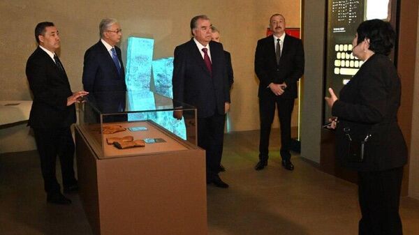 Эмомали Рахмон посетил Центр исламской цивилизации в Ташкенте в рамках встречи глав Центральной Азии, сообщает пресс-служба президента Таджикистана - Sputnik Таджикистан