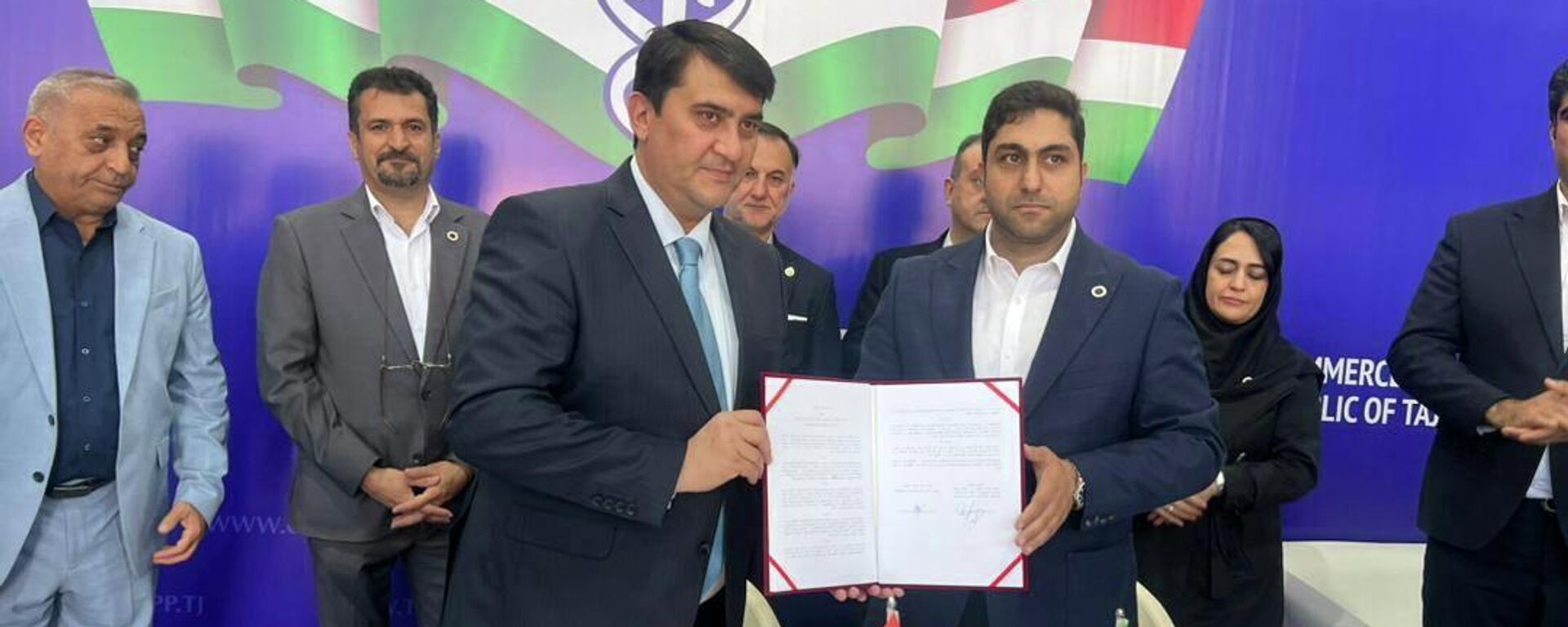 Подписание меморандума о взаимопонимании между Торгово-промышленной палатой Таджикистана и Торгово-промышленной палатой провинции Казвин Республики Иран - Sputnik Тоҷикистон, 1920, 17.11.2025