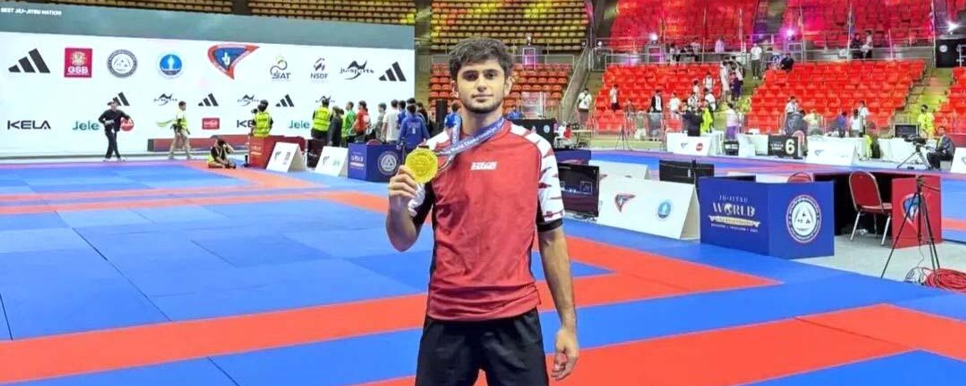Шахром Махмуродов завоевал золотую медаль на чемпионате мира по джиу-джитсу  - Sputnik Тоҷикистон, 1920, 17.11.2025