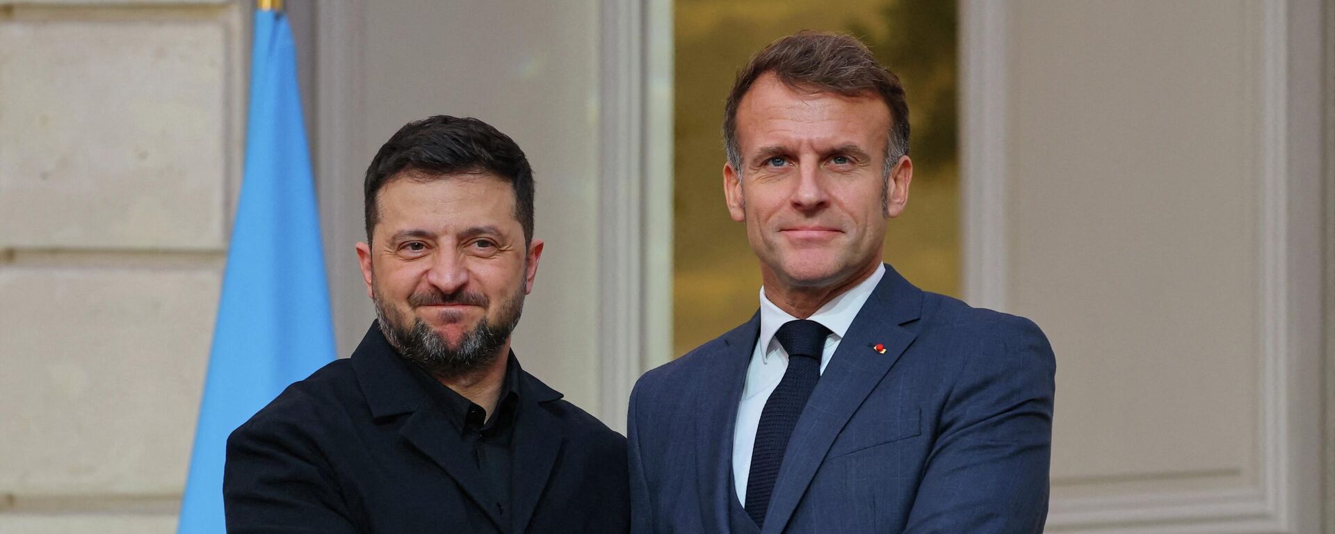 Владимир Зеленский и президент Франции Эммануэль Макрон. Архивное фото - Sputnik Таджикистан, 1920, 30.11.2025