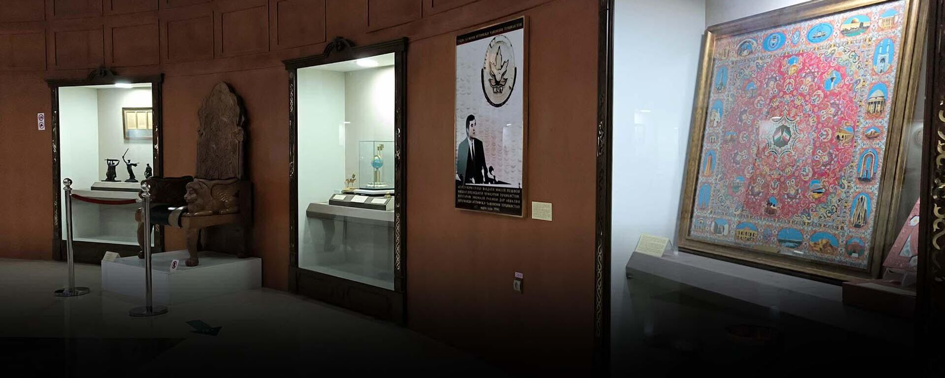 Какие подарки Эмомали Рахмона хранятся в Национальном музее Таджикистана?  - Sputnik Таджикистан, 1920, 17.11.2025