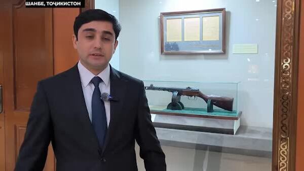 Аз пистолет-пулемёти афсонавӣ то ҳуҷҷатҳои бойгонӣ: Русия ба Тоҷикистон чи чизе туҳфа дод - Sputnik Тоҷикистон