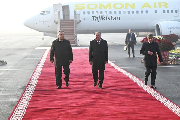 Раҳмон барои кушодани иншооти гуногун ва арзёбии зиндагии аҳолӣ ба вилояти Суғд сафар кард. Раҳмон барои кушодани иншооти гуногун ва арзёбии зиндагии аҳолӣ ба вилояти Суғд сафар кард. - Sputnik Тоҷикистон