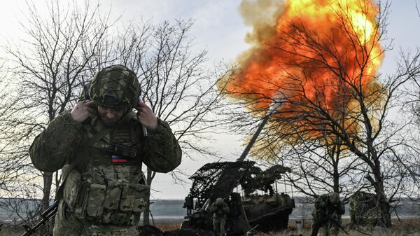 Боевая работа расчета САУ 2С7 Пион 45-й артбригады на Купянском направлении - Sputnik Таджикистан