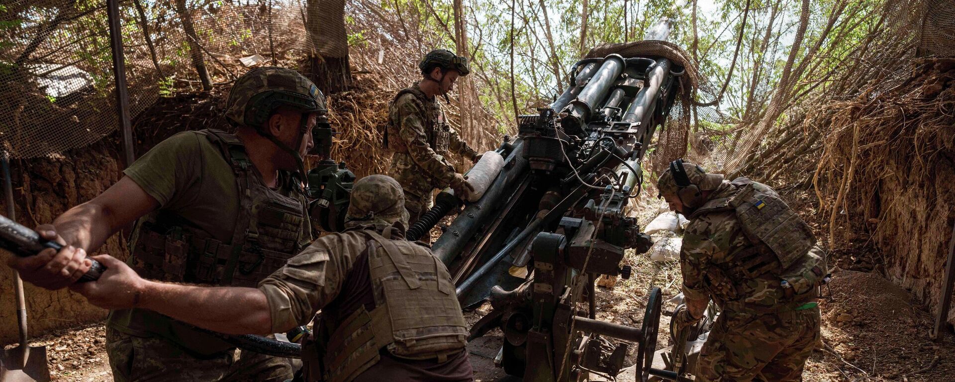 Украинские военнослужащие 148-й артиллерийской бригады загружают боеприпасы в гаубицу М777 перед стрельбой по российским позициям. Архивное фото - Sputnik Тоҷикистон, 1920, 18.11.2025