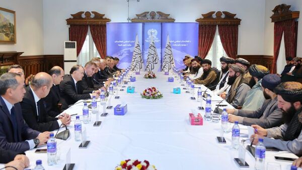 Встреча министра пограничных дел движения Талибан* Нурулло Нури и первого заместителя начальника Пограничных войск Государственного комитета национальной безопасности Таджикистана Мирзодода Абдулвохида - Sputnik Таджикистан