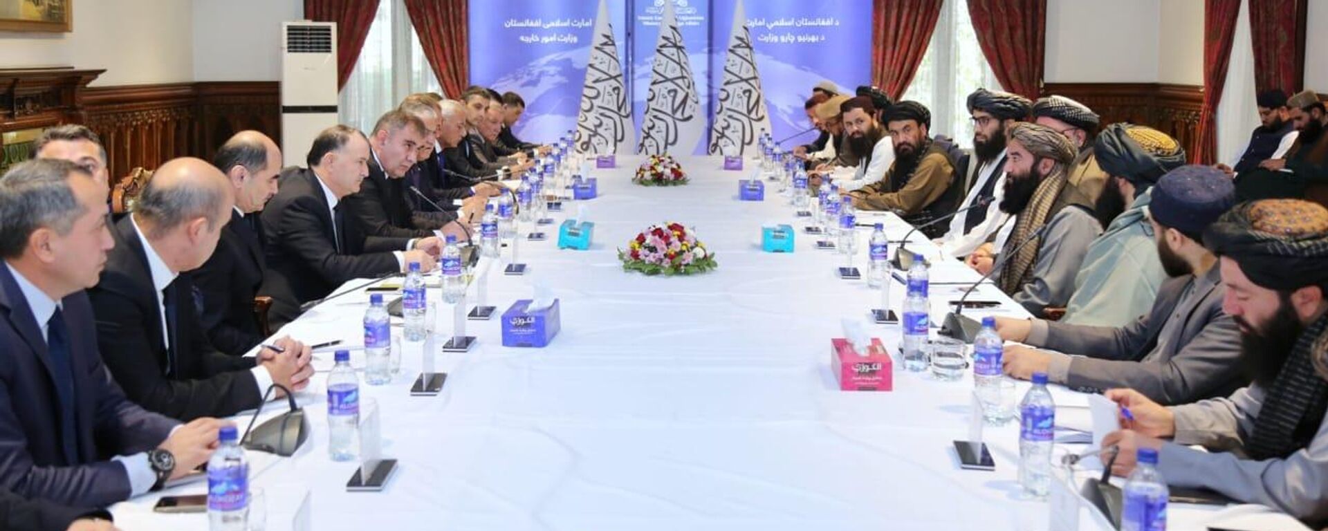 Встреча министра пограничных дел движения Талибан* Нурулло Нури и первого заместителя начальника Пограничных войск Государственного комитета национальной безопасности Таджикистана Мирзодода Абдулвохида - Sputnik Таджикистан, 1920, 18.11.2025