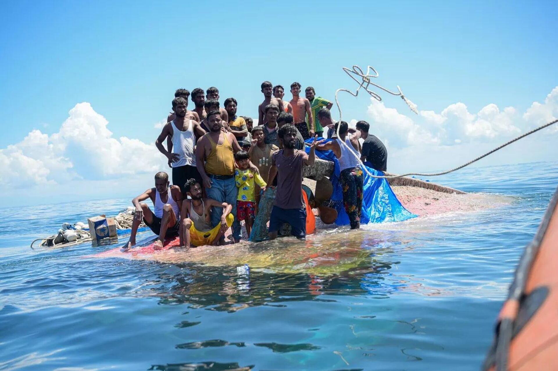 Перевернутая лодка рохинджа, фотограф Реза Сайфулла, Индонезия Перевернутая лодка рохинджа, фотограф Реза Сайфулла, Индонезия - Sputnik Таджикистан, 1920, 18.11.2025