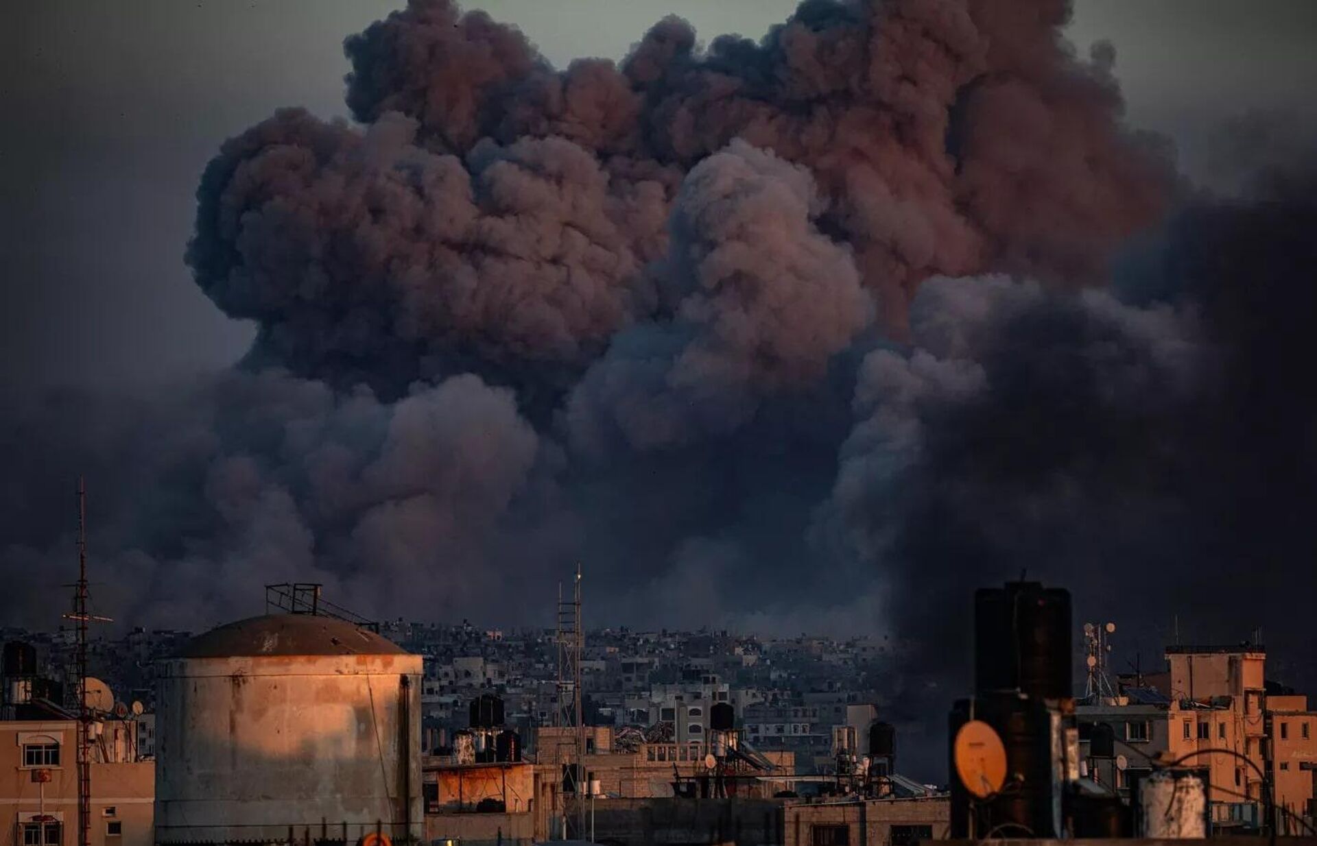 Газа: эхо геноцида, фотограф Абдельрахман Аль-Кахлут. Оккупированная Палестинская территория. Главные новости, серии 1-е место Газа: эхо геноцида, фотограф Абдельрахман Аль-Кахлут. Оккупированная Палестинская территория. Главные новости, серии 1-е место - Sputnik Таджикистан, 1920, 18.11.2025