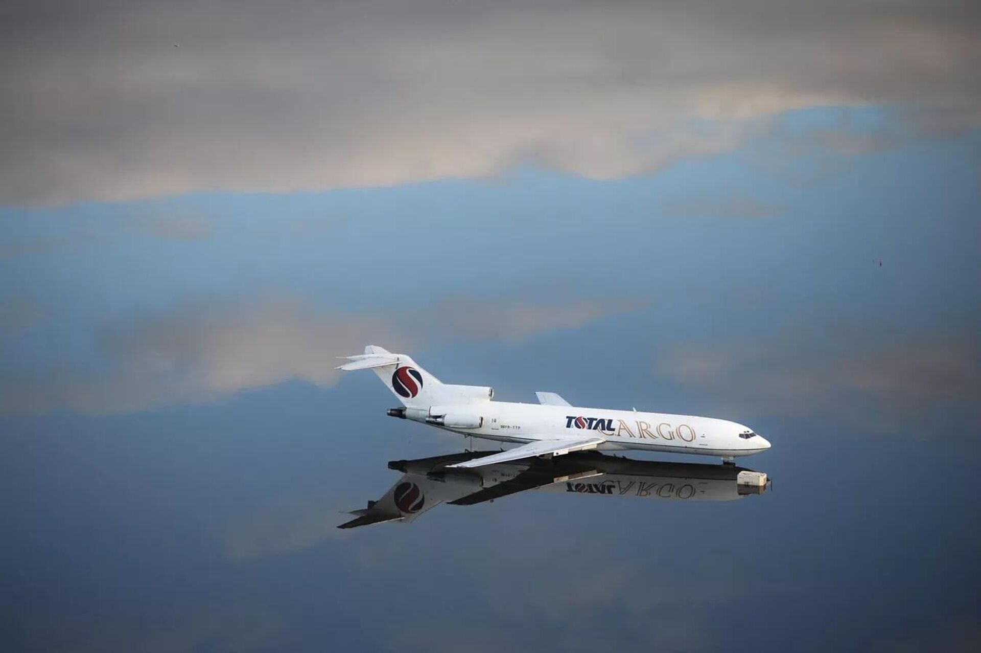 Самолет на взлетной полосе затопленного аэропорта, фотограф Ансельмо Кунья душ Сантуш, Бразилия Самолет на взлетной полосе затопленного аэропорта, фотограф Ансельмо Кунья душ Сантуш, Бразилия - Sputnik Таджикистан, 1920, 18.11.2025