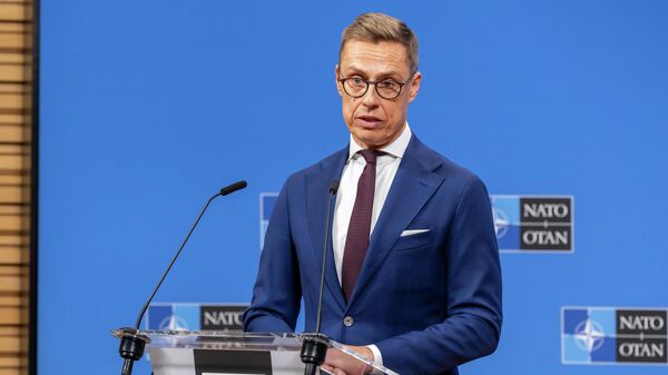 Президент Финляндии Александр Стубб выступает перед СМИ после встречи в штаб-квартире НАТО в Брюсселе в понедельник, 17 ноября 2025 года. - Sputnik Таджикистан