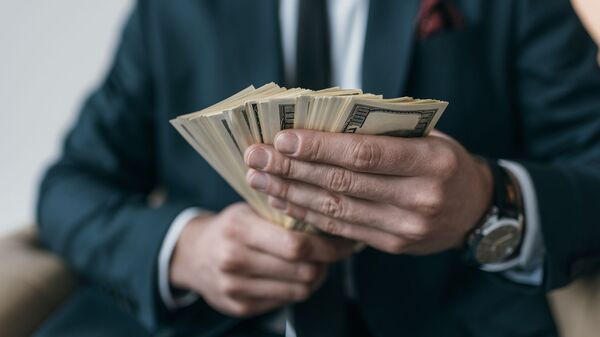 Бизнесмен с долларовыми купюрами - Sputnik Таджикистан