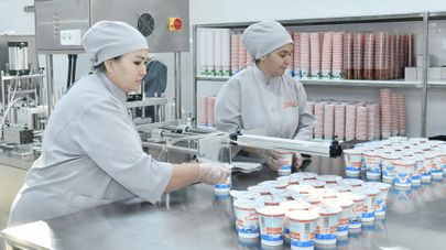 Предприятие по производству молочной продукции Агропромышленного комплекса "Саховат" в Худжанде.