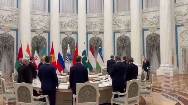 Дар ҷаласаи сарони ҳукуматҳои СҲШ, президенти Русия Владимир Путин ҳар як иштирокчиро бо дастфишорӣ самимона истиқбол кард - Sputnik Тоҷикистон