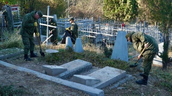 Военнослужащие 201-й РВБ почтили память участников Великой Отечественной войны в Душанбе - Sputnik Таджикистан