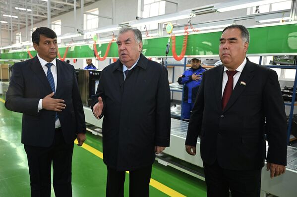 Дар Суғд як ширкате, ки телевизионҳои SMART истеҳсол мекунад, кушода шуд. Дар Суғд як ширкате, ки телевизионҳои SMART истеҳсол мекунад, кушода шуд. - Sputnik Тоҷикистон