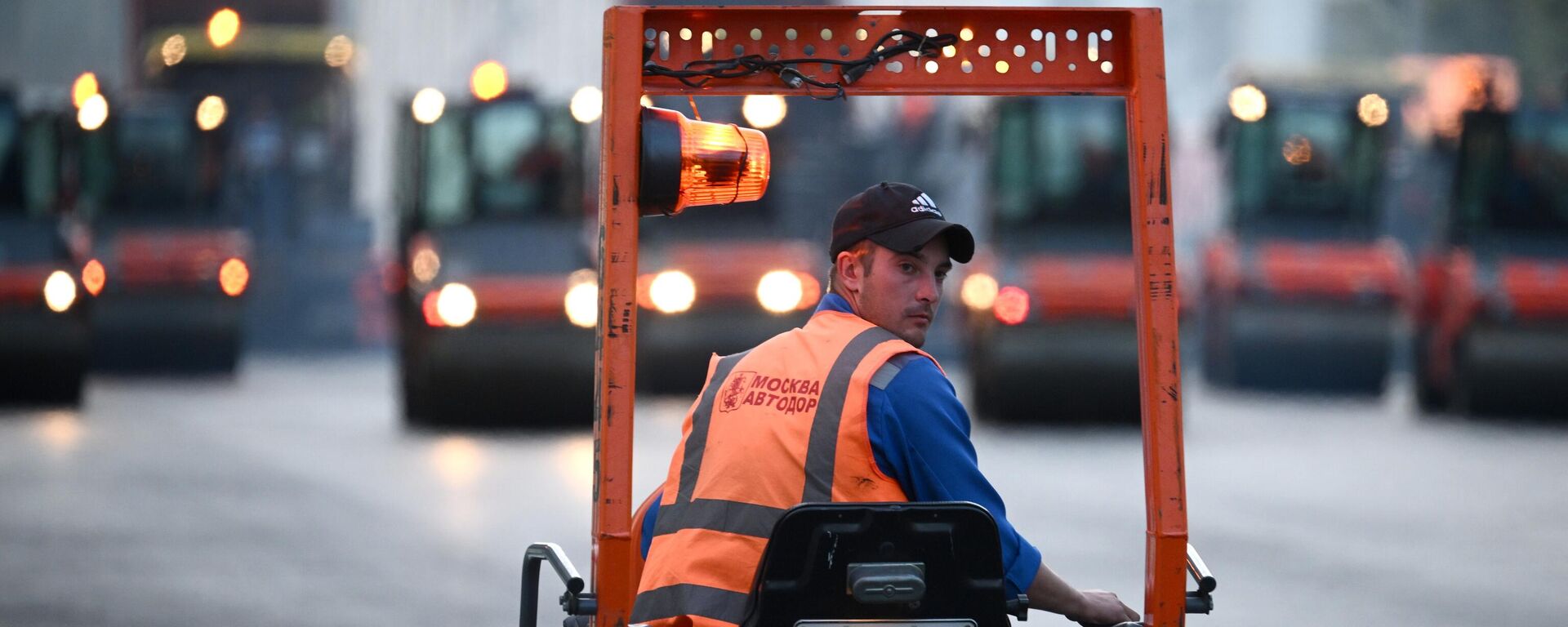 Рабочий во время работ по замене асфальтового покрытия на улице Тверской в Москве. - Sputnik Таджикистан, 1920, 20.11.2025