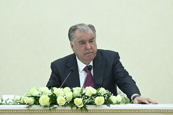 Президенти Тоҷикистон чун ҳамешагӣ дар ин сафар бо роҳбарон ва фаъолони Суғд мулоқот кард. Президенти Тоҷикистон чун ҳамешагӣ дар ин сафар бо роҳбарон ва фаъолони Суғд мулоқот кард. - Sputnik Тоҷикистон