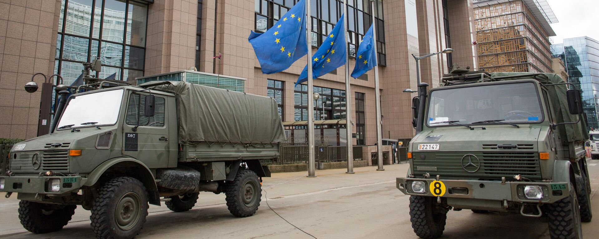 Военнослужащие обеспечивают безопасность Европейского парламента в Брюсселе. - Sputnik Таджикистан, 1920, 19.11.2025