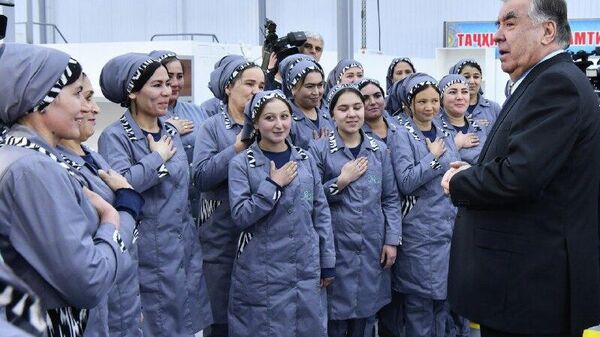 Эмомали Рахмон продолжает рабочую поездку по Согду - Sputnik Таджикистан