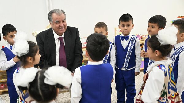 Эмомали Рахмон ввёл в эксплуатацию здание детского Дошкольного учреждения Аркон в Худжанде - Sputnik Таджикистан