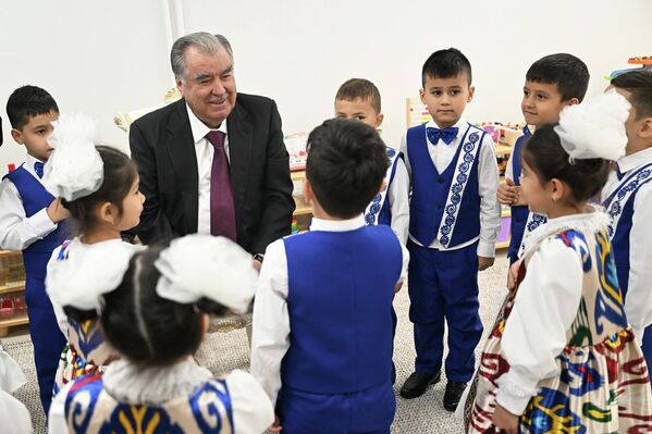 Дар рӯзи аввали фаъолияти худ дар Хуҷанд, Раҳмон як кӯдакистони навро боз кард. Дар рӯзи аввали фаъолияти худ дар Хуҷанд, Раҳмон як кӯдакистони навро боз кард. - Sputnik Тоҷикистон