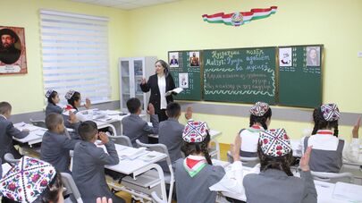 Дети на уроке в общеобразовательной школе Согдийской области