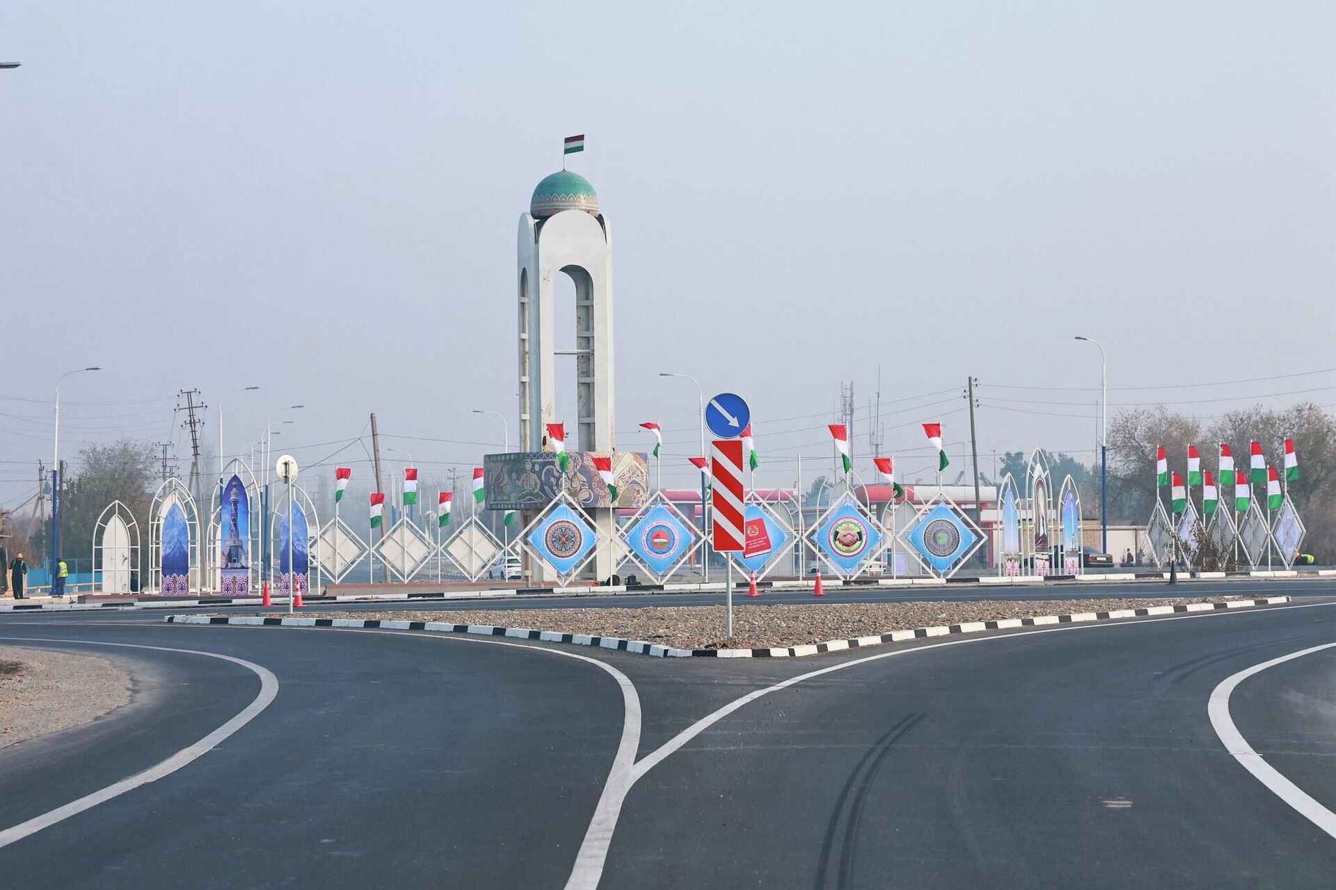 Автомобильная дорога Дехмой-Канибадам - Дехмой-Бободжон Гафуров, Бободжон Гафуров-Хистеварз и Кучкак-Канибадам - Sputnik Тоҷикистон, 1920, 20.11.2025