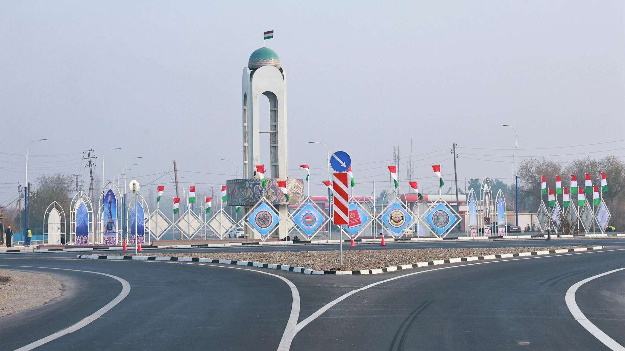 В Таджикистане дорожные трассы строят ударными темпами