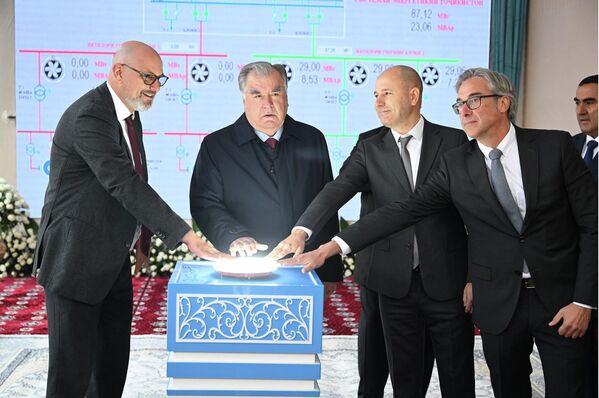 Дар нерӯгоҳи барқи обии Қайроққум навсозии ҳамаи шаш агрегат анҷом дода шуд, ки иқтидори онро 60 МВт зиёд мекунад. Дар нерӯгоҳи барқи обии Қайроққум навсозии ҳамаи шаш агрегат анҷом дода шуд, ки иқтидори онро 60 МВт зиёд мекунад. - Sputnik Тоҷикистон